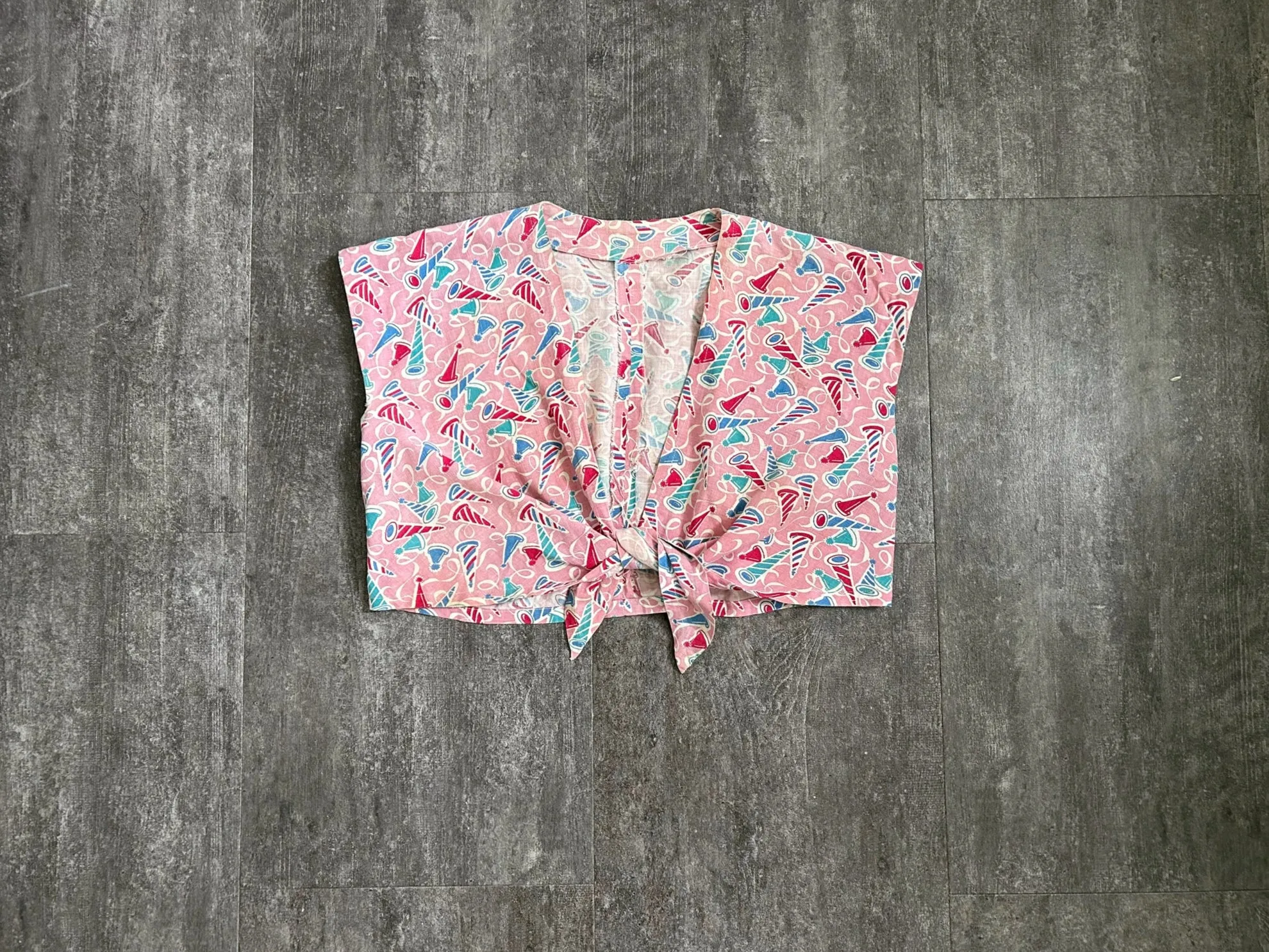 1930s crop top . novelty print top . size medium to large