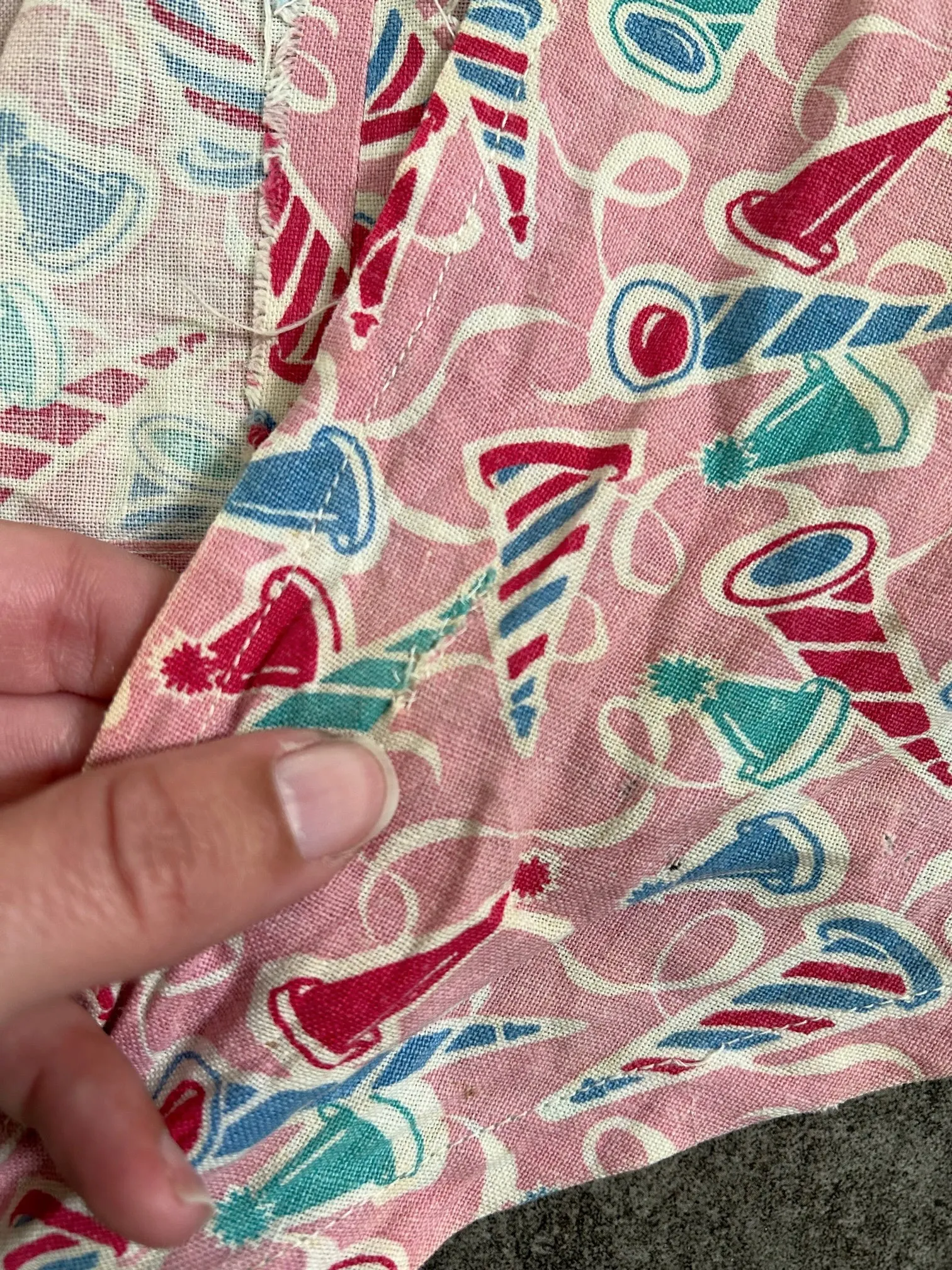 1930s crop top . novelty print top . size medium to large