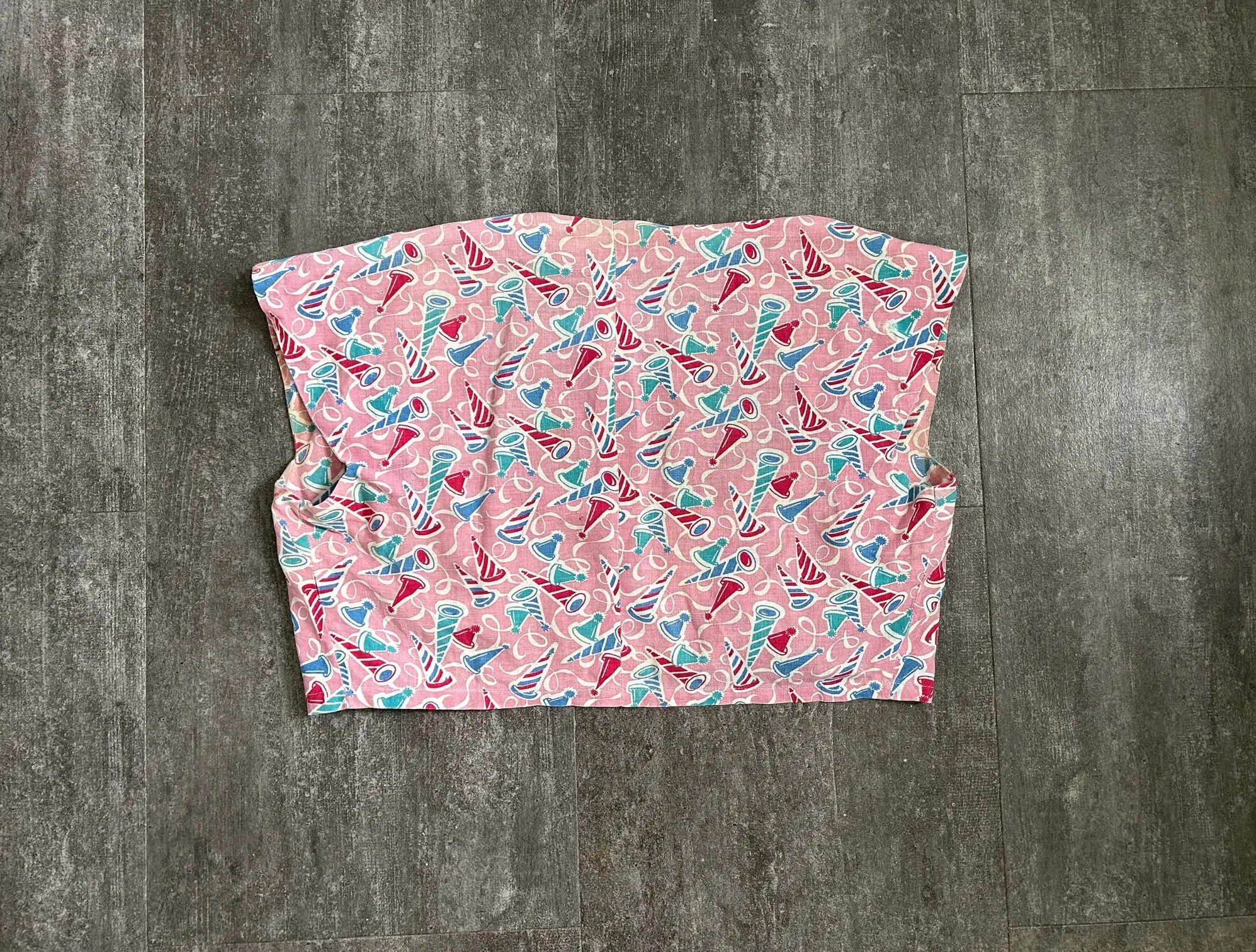 1930s crop top . novelty print top . size medium to large