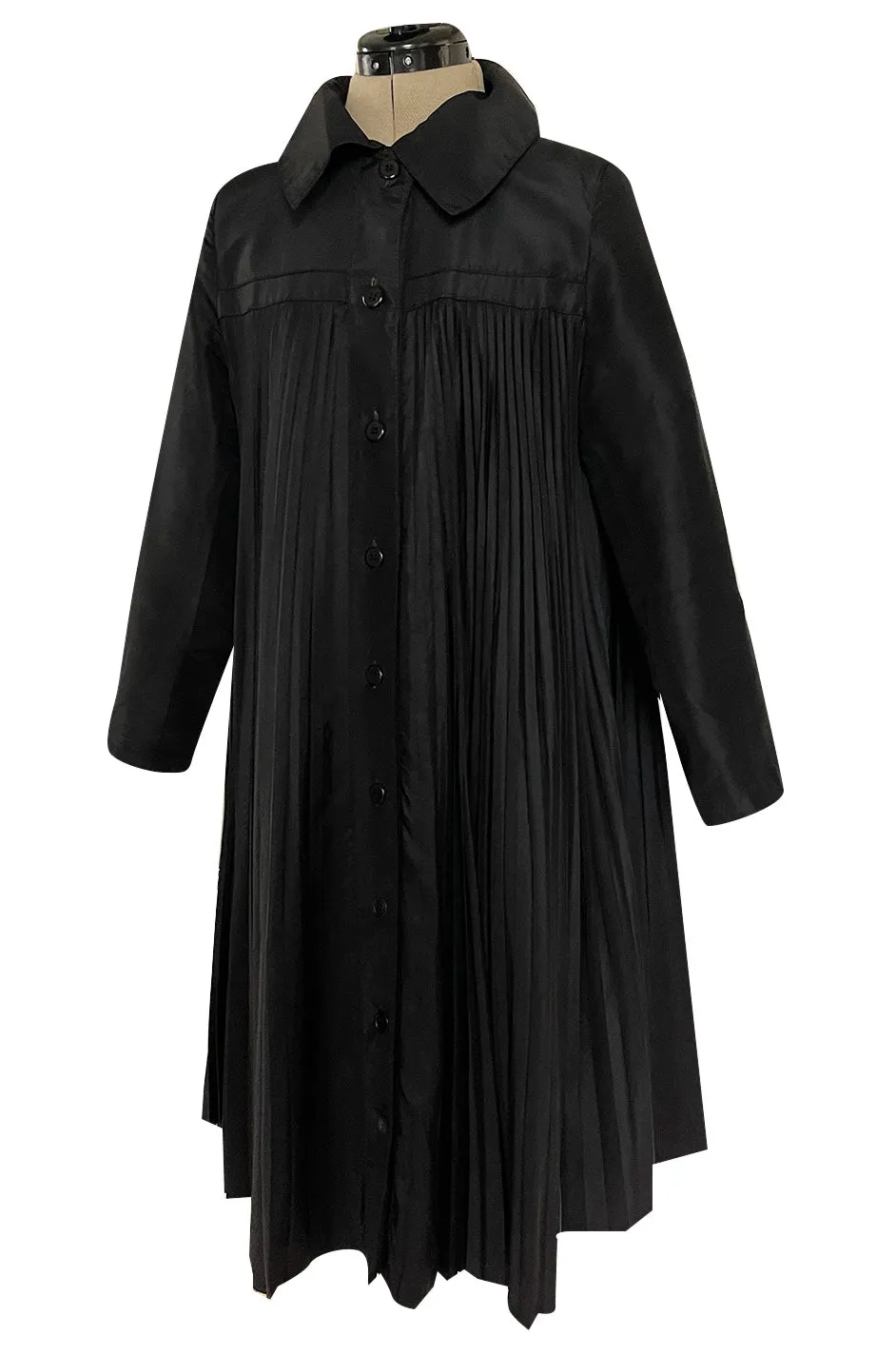 1980s Oscar de la Renta Open Knife Pleated Swing Coated Taffeta Black Jacket Coat