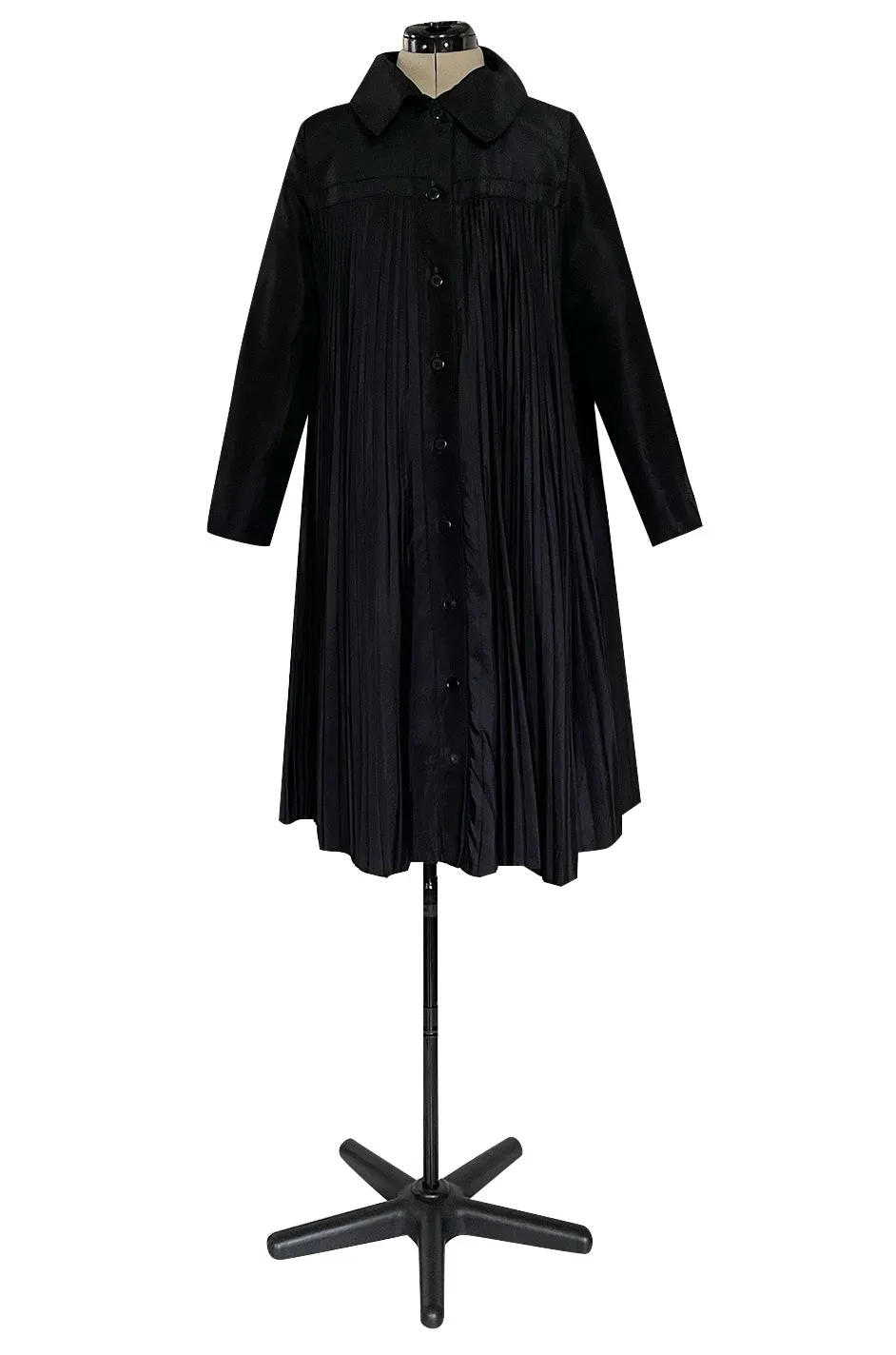 1980s Oscar de la Renta Open Knife Pleated Swing Coated Taffeta Black Jacket Coat