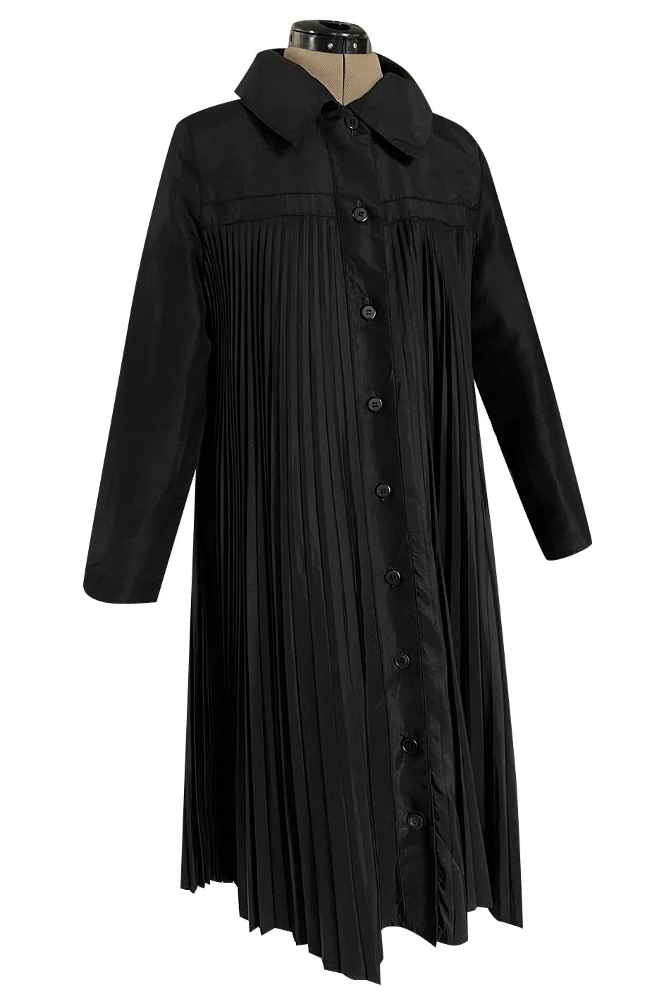1980s Oscar de la Renta Open Knife Pleated Swing Coated Taffeta Black Jacket Coat