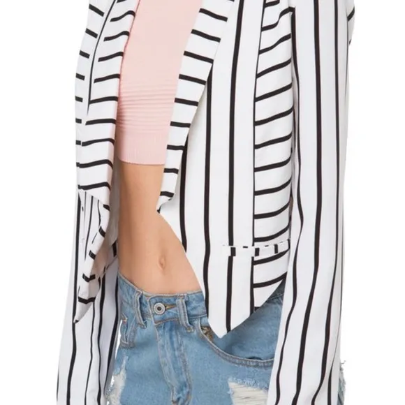 AKIRA Break the Silence Striped Blazer White &amp; Black, Small