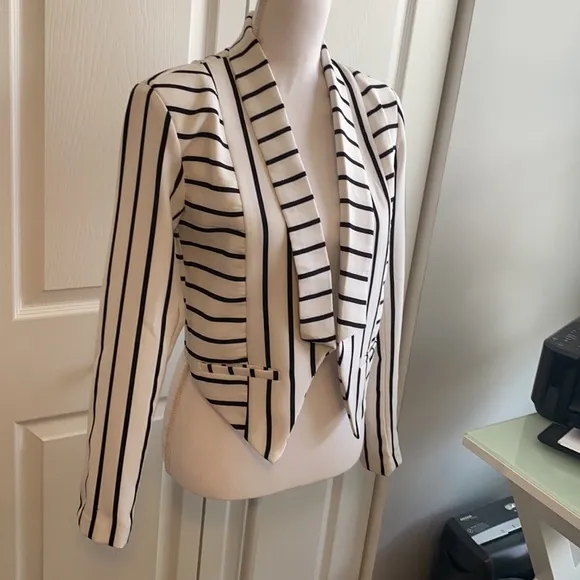 AKIRA Break the Silence Striped Blazer White &amp; Black, Small