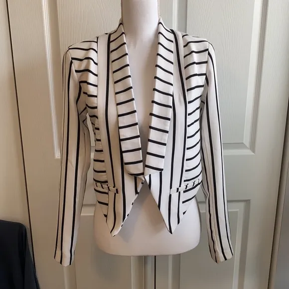 AKIRA Break the Silence Striped Blazer White &amp; Black, Small