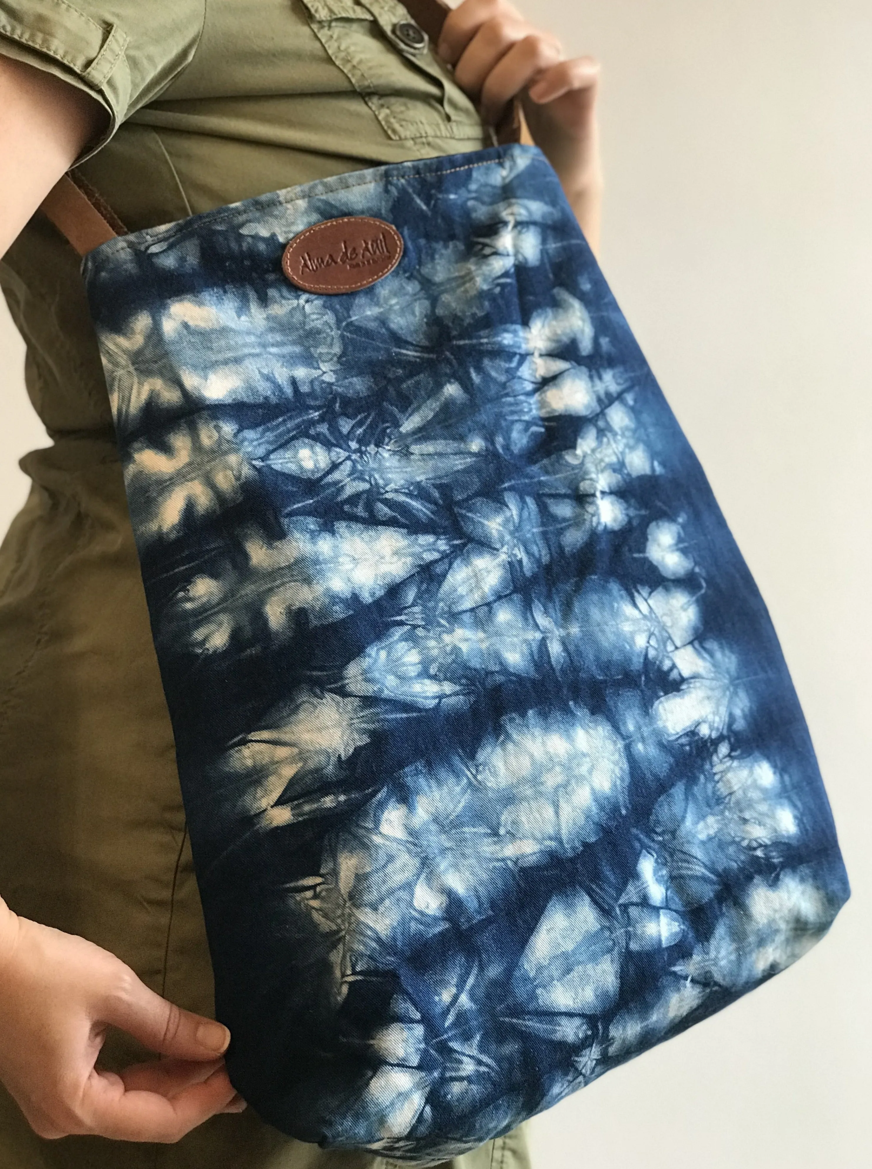 Alma de Añil Convertible Tote