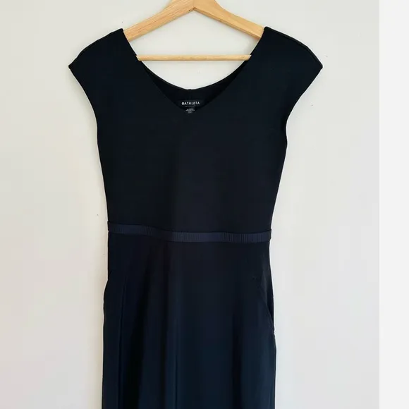 Athleta • Ryder Midi Dress in Black