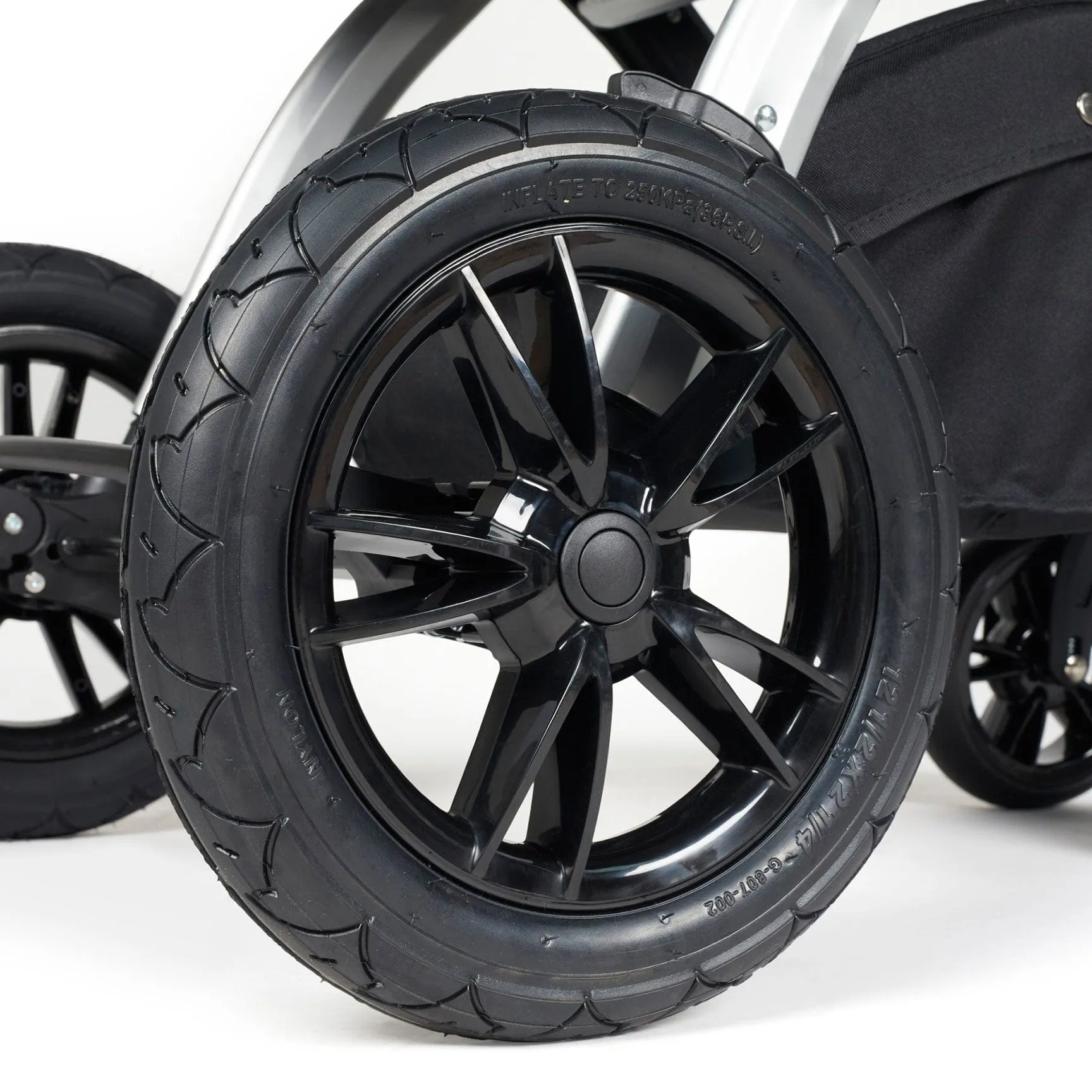 Ickle Bubba Stomp Luxe All-in-One Travel System with Isofix Base in Silver/Desert/Black