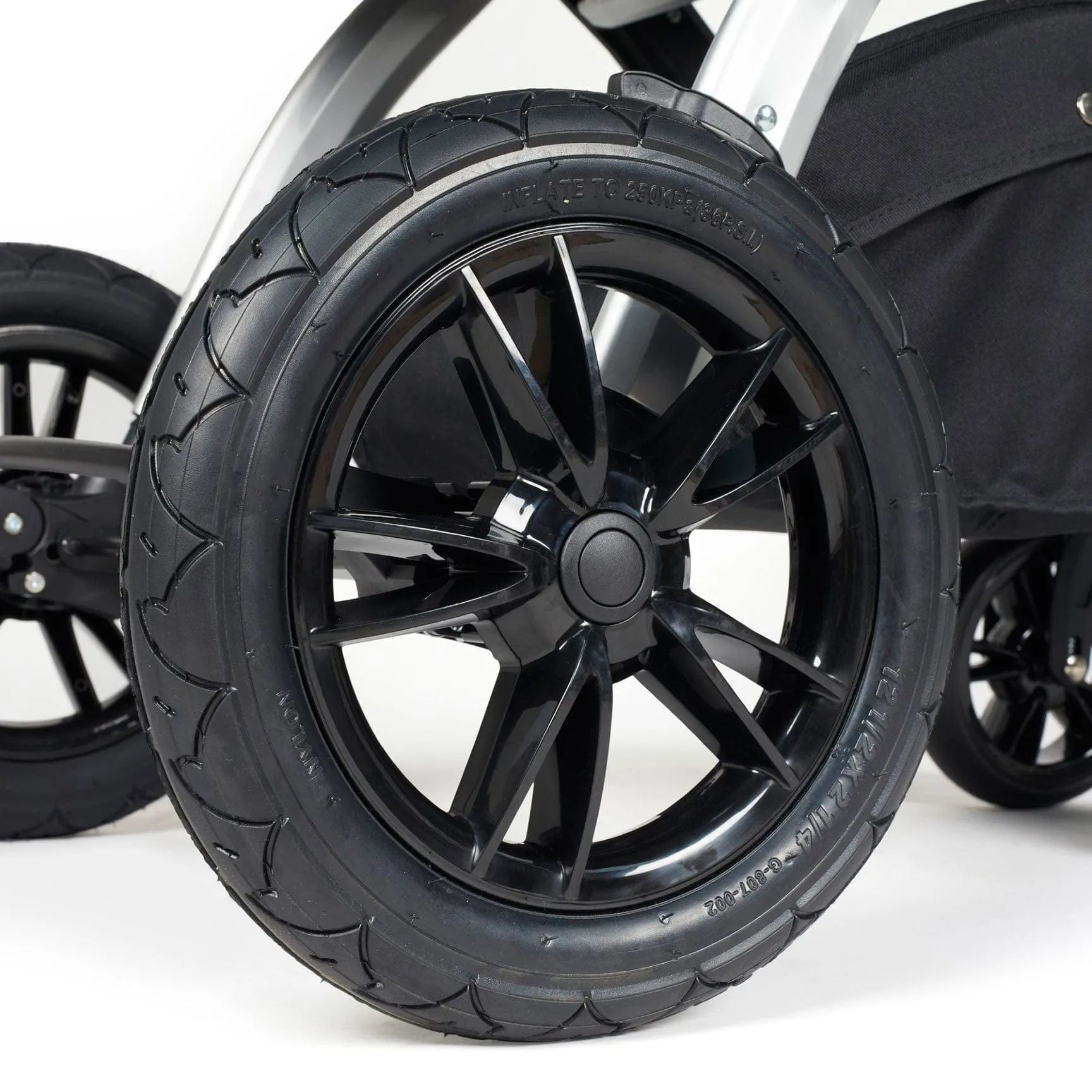 Ickle Bubba Stomp Luxe All-in-One Travel System with Isofix Base in Silver/Midnight/Black