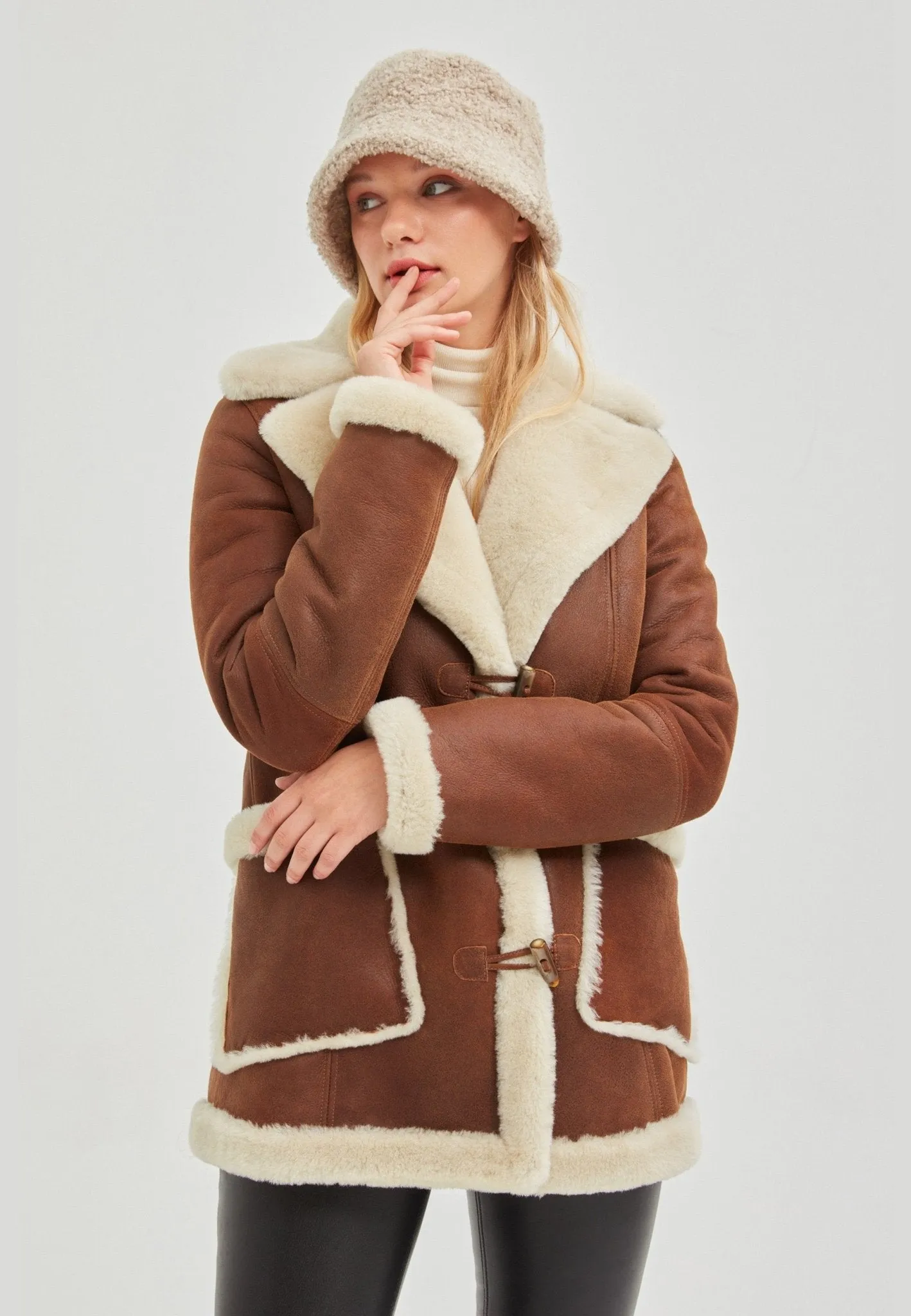 London Women Shearling Bucket Hat - Beige