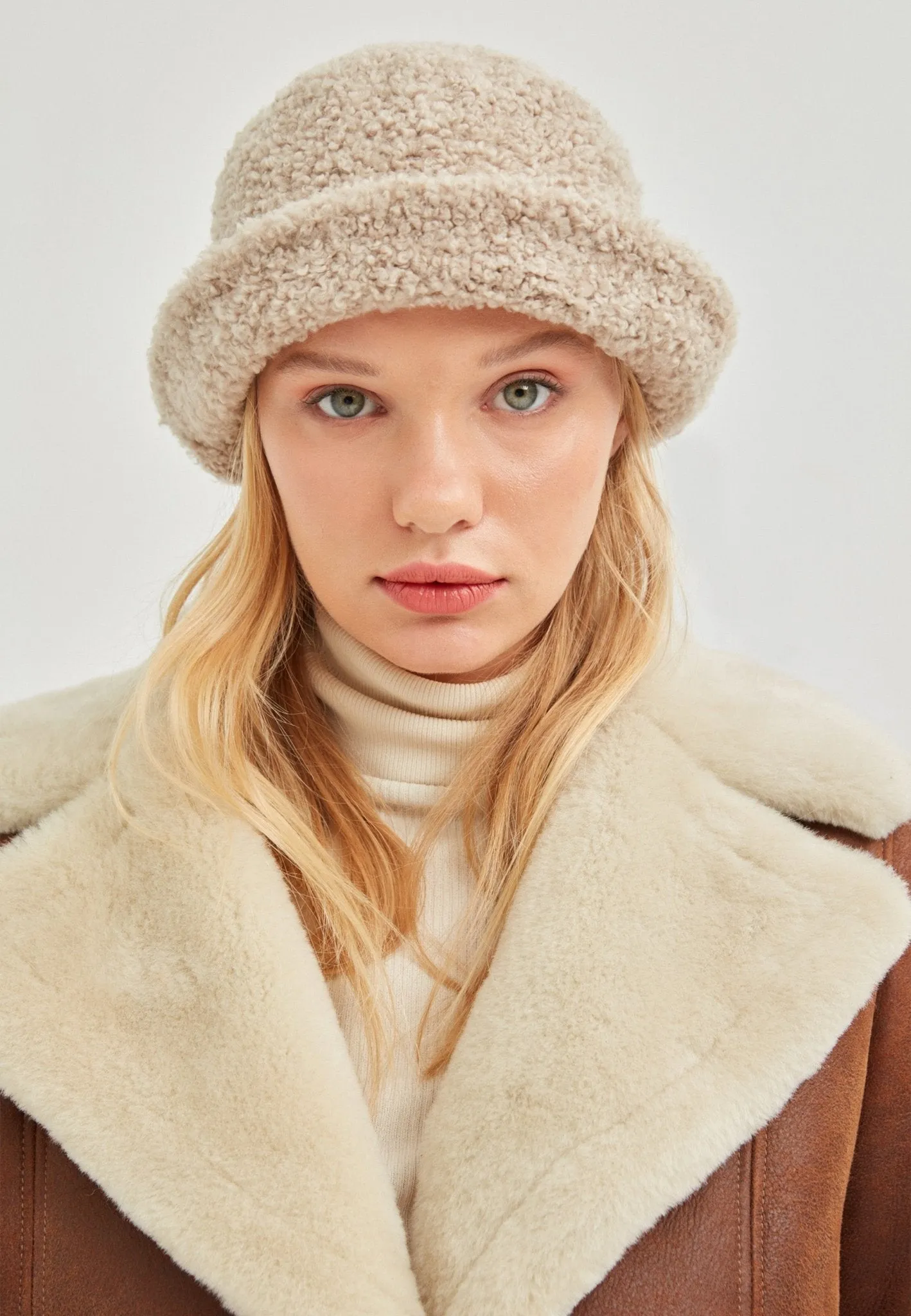 London Women Shearling Bucket Hat - Beige