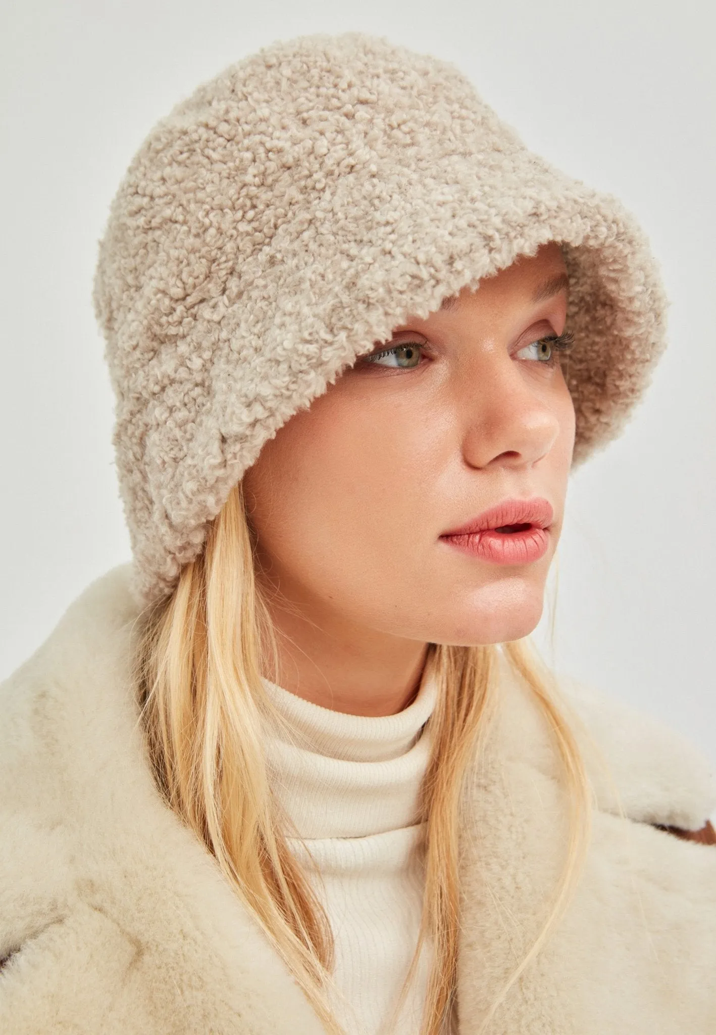 London Women Shearling Bucket Hat - Beige