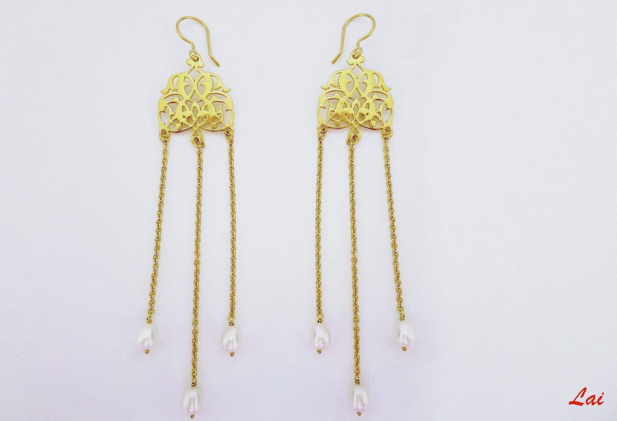 Long, pearl shoulder duster, gold-plated earrings