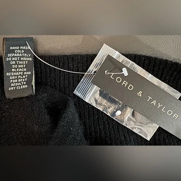 Lord &amp;‎ Taylor Cashmere Crewneck Black Vest. NWT. Small.