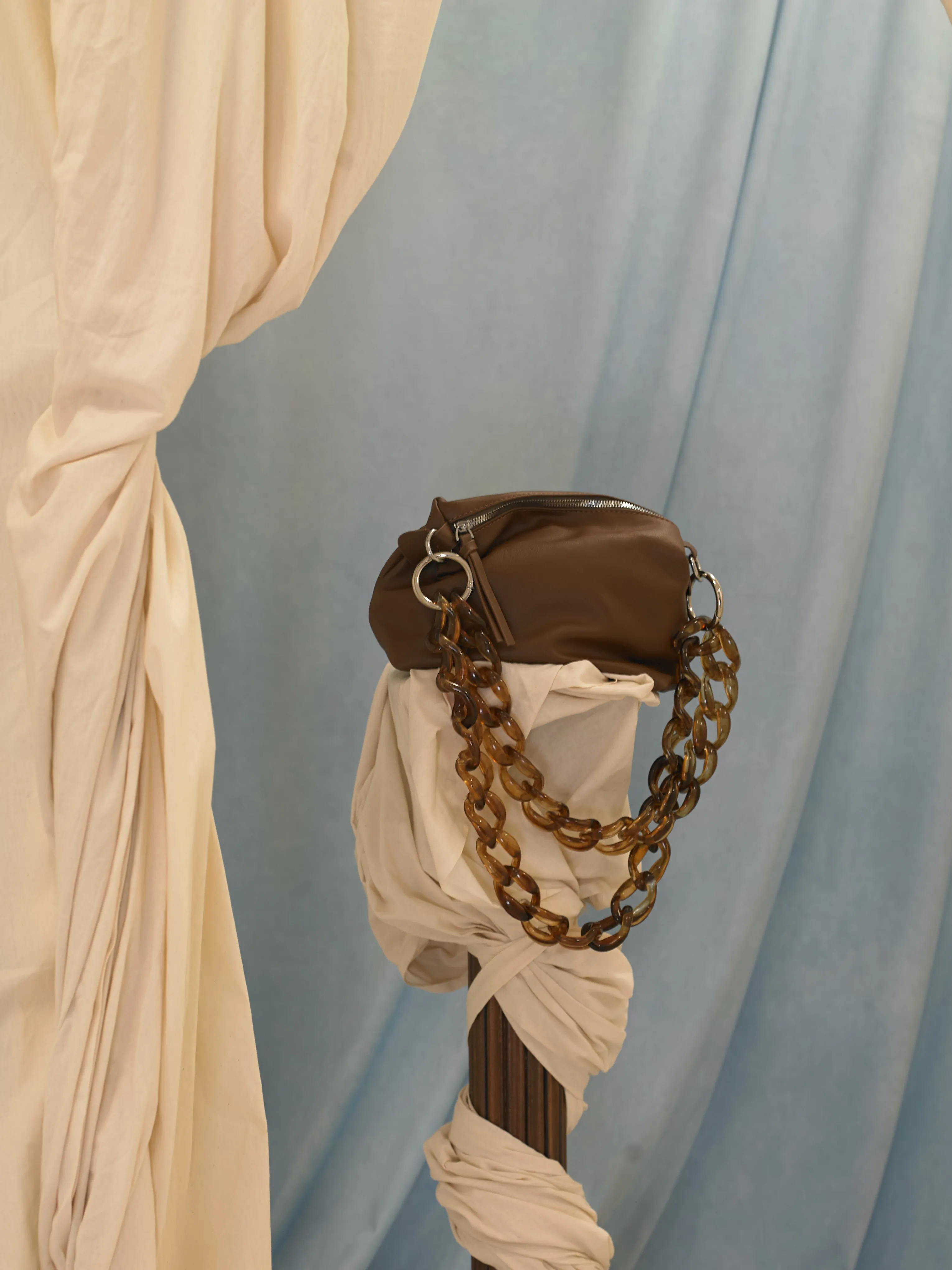 Pebble Pouch Chain Clutch - Marron